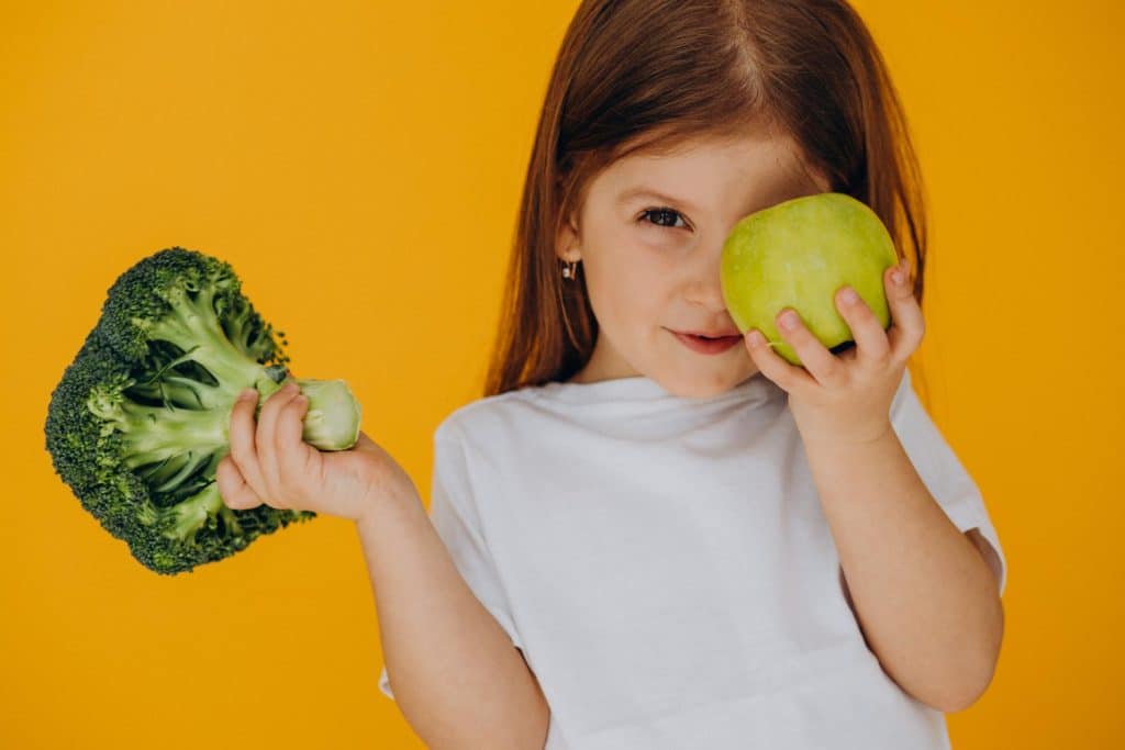 Bambina con Frutta e Verdura