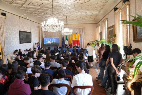 Il Nuovo Bianchi: Viaggio Lib(e)roNapoli, Sala Giunta Palazzo San Giacomo 26 maggio 2025Gli Alunni della IV Primaria nel Progetto di letturaCerimonia di Premiazione: Il libro come simbolo