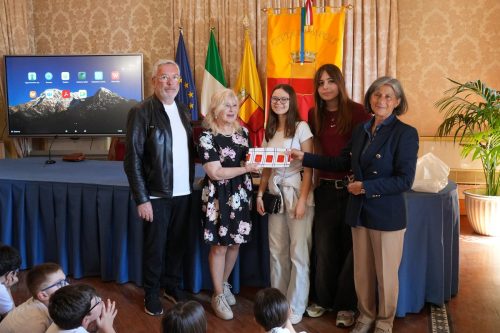 Il Nuovo Bianchi: Viaggio Lib(e)roNapoli, Sala Giunta Palazzo San Giacomo 26 maggio 2025Gli Alunni della IV Primaria nel Progetto di letturaCerimonia di Premiazione: Il libro come simbolo