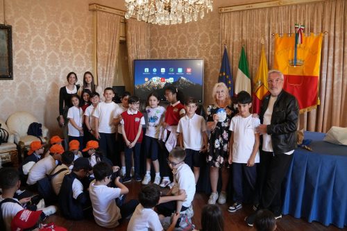 Il Nuovo Bianchi: Viaggio Lib(e)roNapoli, Sala Giunta Palazzo San Giacomo 26 maggio 2025Gli Alunni della IV Primaria nel Progetto di letturaCerimonia di Premiazione: Il libro come simbolo