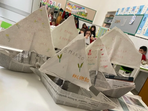 I bambini di II CLASSE e le barchette che aiutano a cavalcare le onde