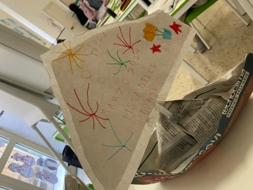 I bambini di II CLASSE e le barchette che aiutano a cavalcare le onde