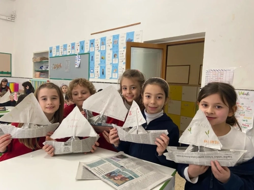I bambini di II CLASSE e le barchette che aiutano a cavalcare le onde