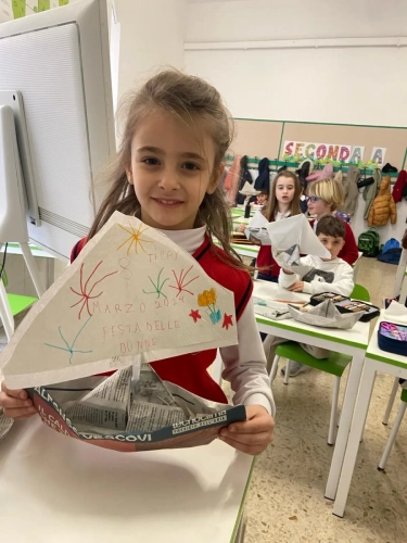 I bambini di II CLASSE e le barchette che aiutano a cavalcare le onde