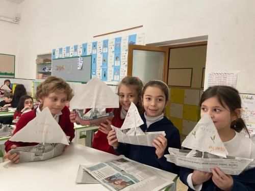 I bambini di II CLASSE e le barchette che aiutano a cavalcare le onde