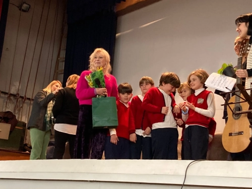 I bambini di II CLASSE e le barchette che aiutano a cavalcare le onde