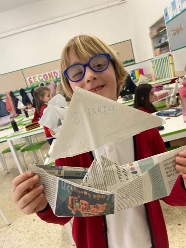 I bambini di II CLASSE e le barchette che aiutano a cavalcare le onde