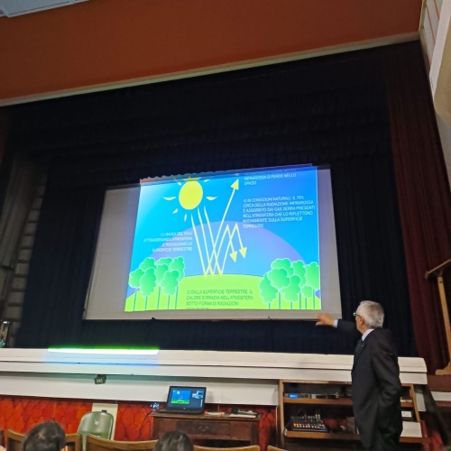 lezione" impartita dall' ing. Gaetano Uccella, membro del Club Atlantico Napoli e Maestro del Lavoro, sul tema "Cambiamenti climatici, energie rinnovabili e risparmio energetico".