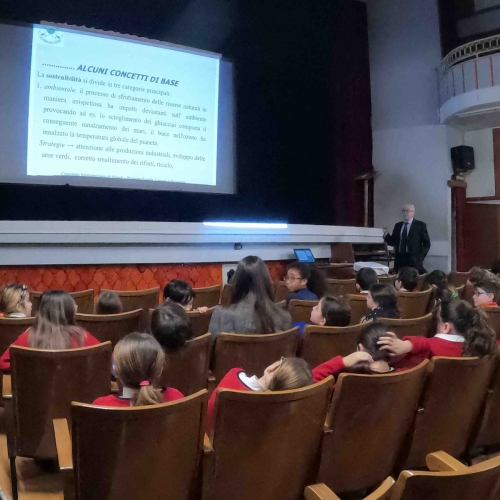 lezione" impartita dall' ing. Gaetano Uccella, membro del Club Atlantico Napoli e Maestro del Lavoro, sul tema "Cambiamenti climatici, energie rinnovabili e risparmio energetico".