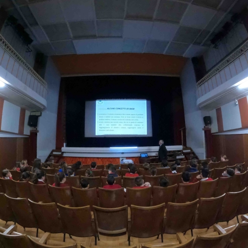 lezione" impartita dall' ing. Gaetano Uccella, membro del Club Atlantico Napoli e Maestro del Lavoro, sul tema "Cambiamenti climatici, energie rinnovabili e risparmio energetico".