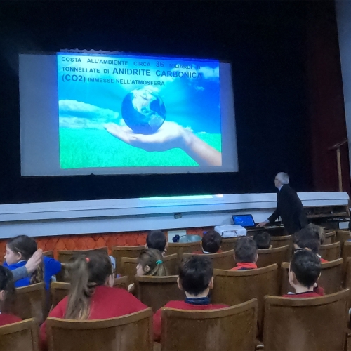 lezione" impartita dall' ing. Gaetano Uccella, membro del Club Atlantico Napoli e Maestro del Lavoro, sul tema "Cambiamenti climatici, energie rinnovabili e risparmio energetico".