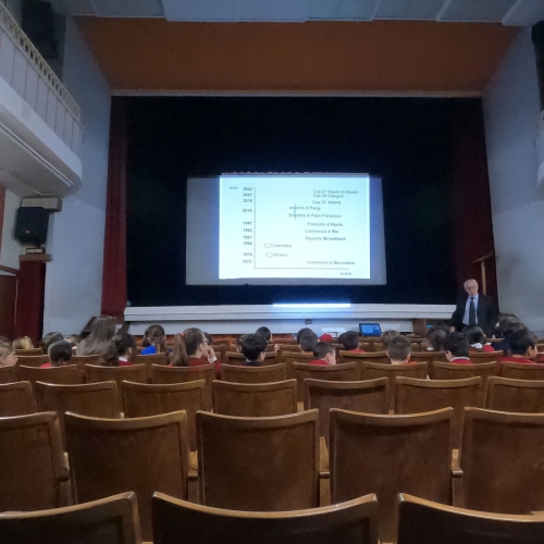 lezione" impartita dall' ing. Gaetano Uccella, membro del Club Atlantico Napoli e Maestro del Lavoro, sul tema "Cambiamenti climatici, energie rinnovabili e risparmio energetico".