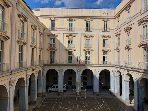 scuola ll nuovo bianchi cortile interno